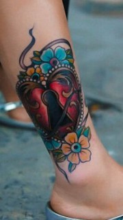 女性腿部彩色钥匙纹身图案