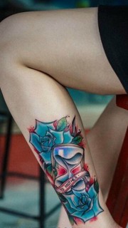 女性腿部沙漏玫瑰花纹身图片