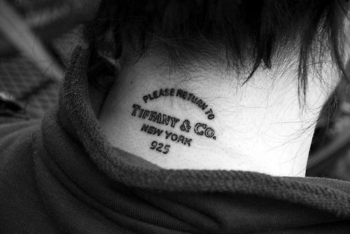 点击大图看下一张：脖子上的个性英文字母纹身