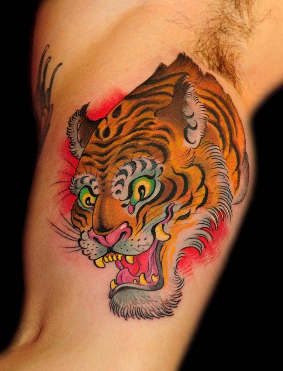 点击大图看下一张：臂肌上的老虎纹身图案