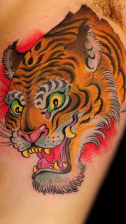 臂肌上的老虎纹身图案