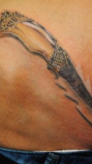 女性腹部匕首纹身