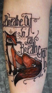 手臂狐狸英文纹身