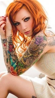 女性手臂上漂亮的纹身