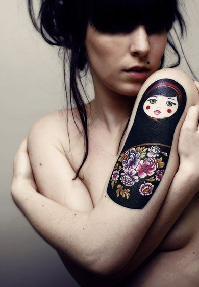 点击大图看下一张：美女手臂上的中国娃娃纹身