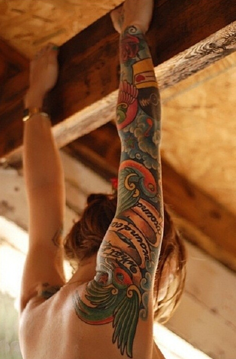 点击大图看下一张：女士花臂也有爱纹身图案