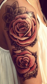 能手臂漂亮的玫瑰纹身