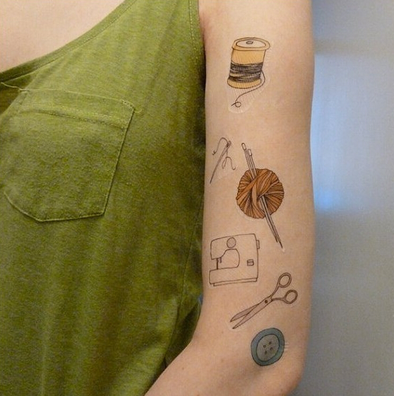 点击大图看下一张：女性手臂彩色创意织道具纹身图案