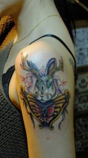 美女手臂上的兔子纹身