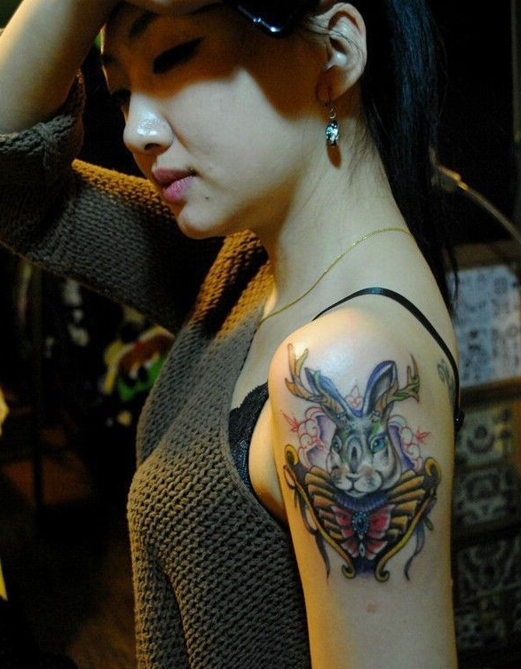 点击大图看下一张：美女手臂上的兔子纹身