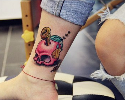 点击大图看下一张：女性腿部彩色小苹果纹身图案
