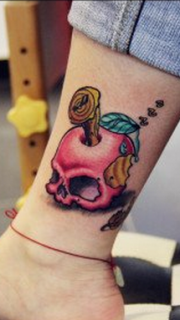 女性腿部彩色小苹果纹身图案
