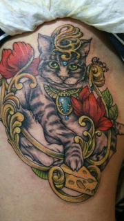 女性臀部彩色猫咪纹身图案