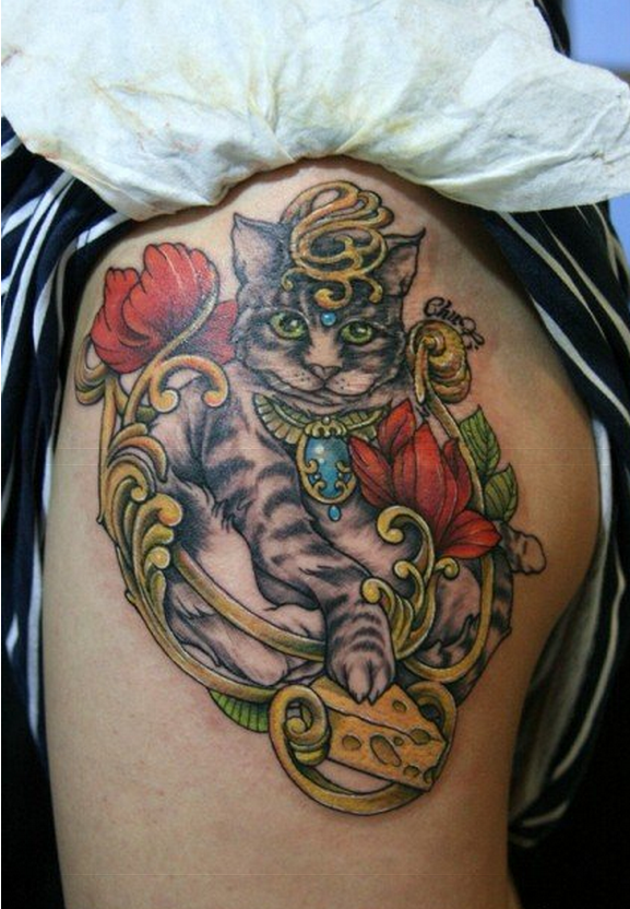 点击大图看下一张：女性臀部彩色猫咪纹身图案