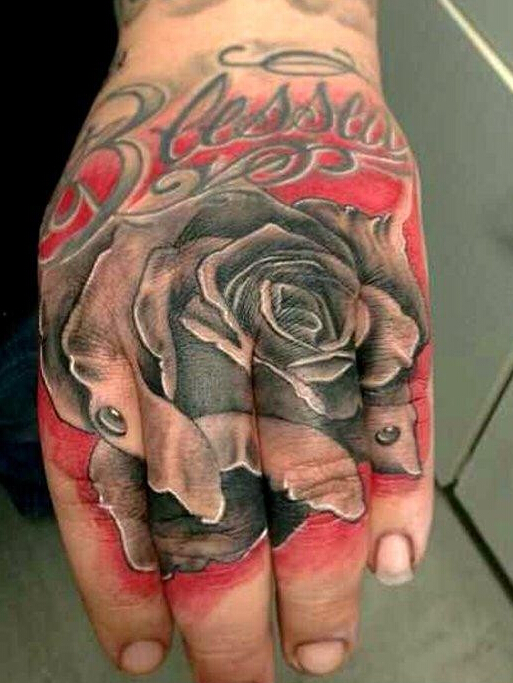 点击大图看下一张：手背上一幅个性的玫瑰花纹身图片