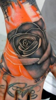 手背上一幅漂亮的玫瑰花纹身