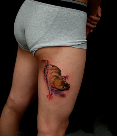 点击大图看下一张：大腿上可爱的老鼠纹身图案