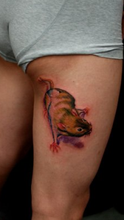 大腿上可爱的老鼠纹身图案