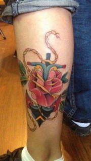 腿部彩色船锚玫瑰纹身图案