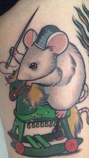 腿部彩色卡通木马老鼠纹身图案