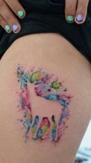 腿部彩色个性泼墨羚羊纹身图案