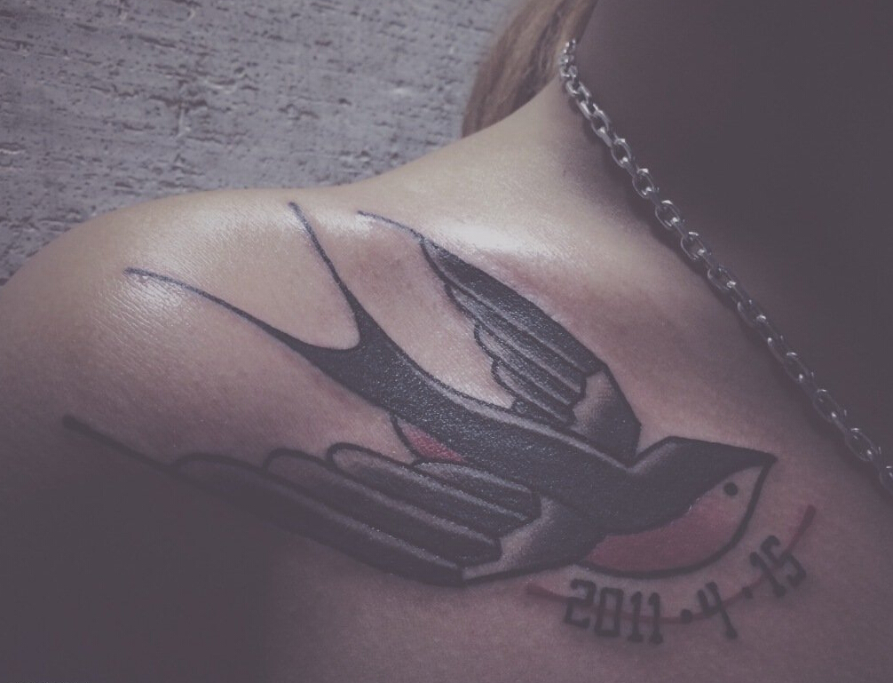 点击大图看下一张：肩头几何图案燕子纹身图案