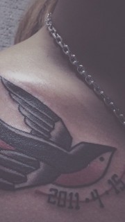 肩头几何图案燕子纹身图案