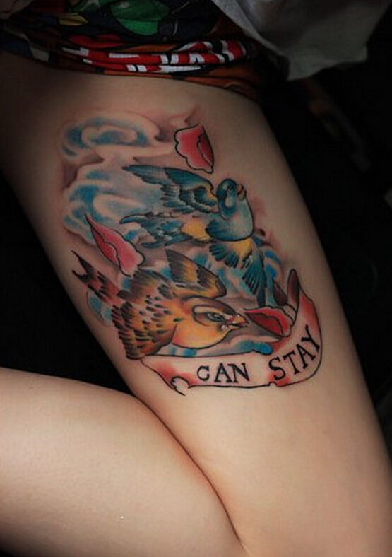 点击大图看下一张：女性腿部彩色燕子纹身图案