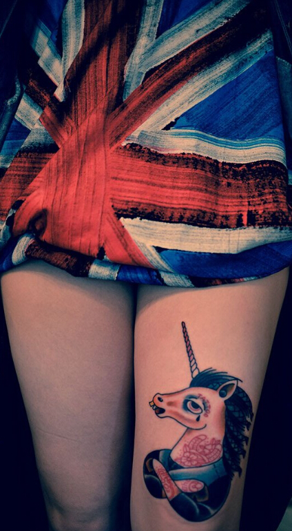 点击大图看下一张：时尚女腿部独角兽水彩纹身图案
