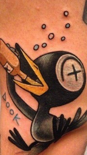 胳膊小黑鸭纹身图片