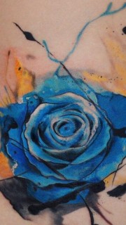 女人腰部蓝色玫瑰花纹身图片