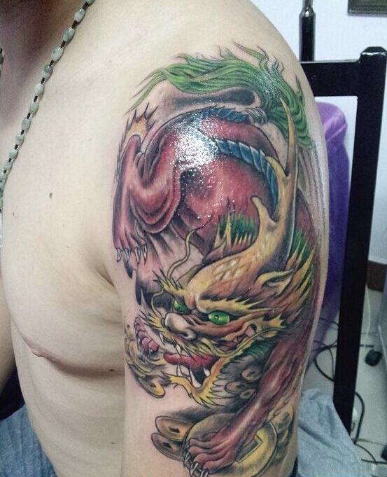 点击大图看下一张:男性手臂貔貅纹身图案