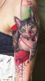 女性手臂彩色猫纹身图案