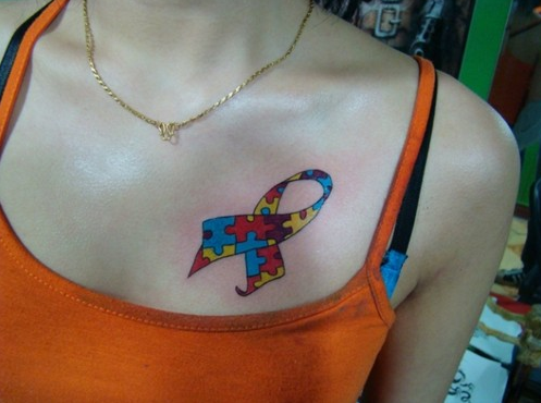 点击大图看下一张：女性胸前彩色拼图纹身图案
