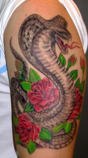 男性手臂蛇与玫瑰纹身图案