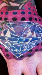 手背上漂亮绚丽的钻石纹身