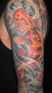 男性手臂漂亮的鲤鱼纹身