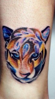 腿部个性彩色老虎头纹身图案