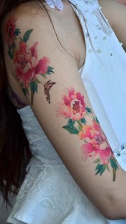 美女手臂漂亮的花卉纹身图案