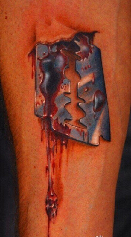 点击大图看下一张：仿真刀片血粼粼写实纹身图案