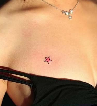 点击大图看下一张：女人胸部简单好看的五角星纹身图片