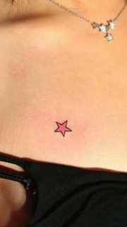 女人胸部简单好看的五角星纹身图片