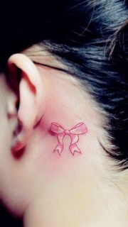 耳后粉色小蝴蝶结图案