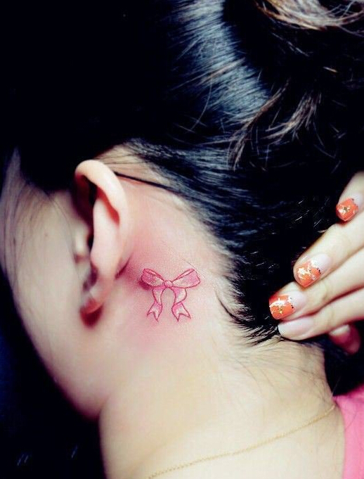 点击大图看下一张：耳后粉色小蝴蝶结图案