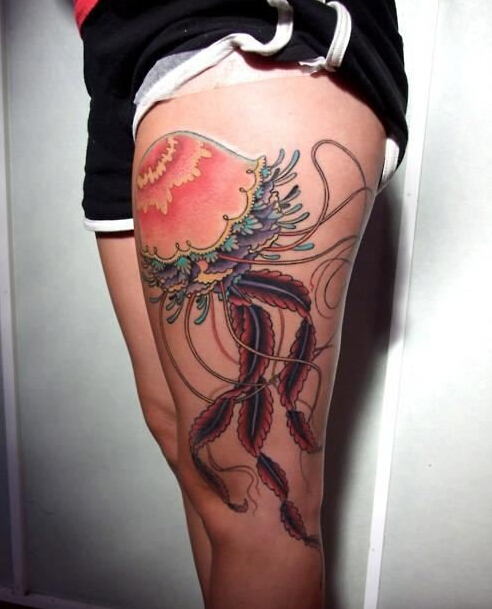 点击大图看下一张：女人腿部漂亮的彩色水母纹身