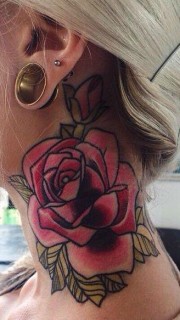 女性脖子玫瑰花纹身图案