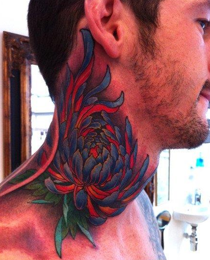 点击大图看下一张：男人脖子处好看的彩色菊花纹身图案