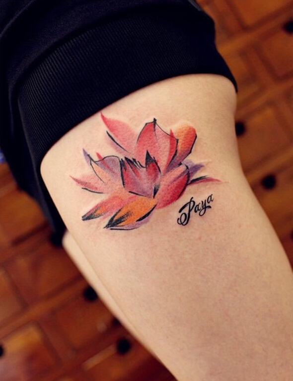 点击大图看下一张：女人腿部彩色莲花纹身图案