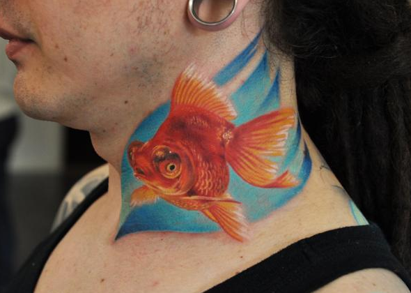 点击大图看下一张：颈部3D彩色小金鱼纹身图案