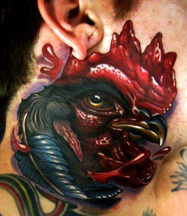 点击大图看下一张：脖子上逼真的公鸡纹身图案